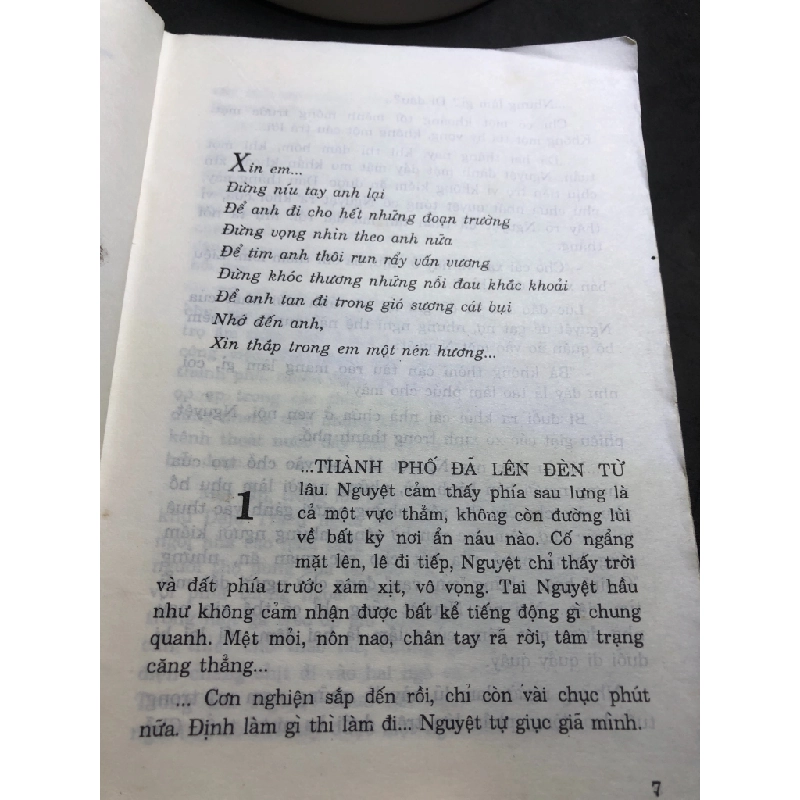 Hiến dâng mới 80% ố bẩn có dấu mộc và viết nhẹ 2000 Nguyễn Nguyên HPB0906 SÁCH VĂN HỌC 164249