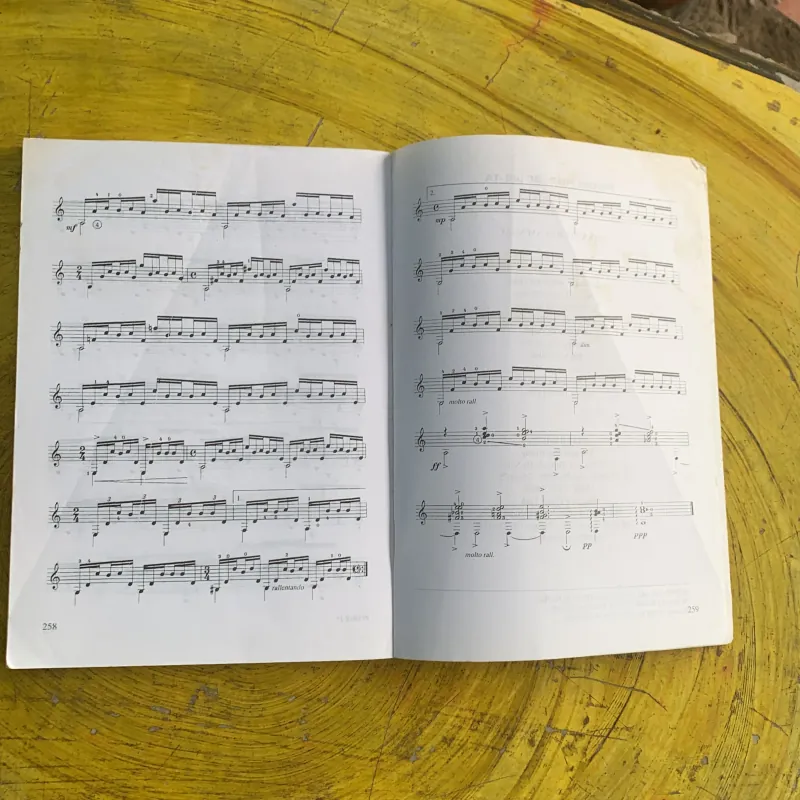 COMBO PHƯƠNG PHÁP HỌC GHI-TA & LÝ THUYẾT ÂM NHẠC CƠ SỞ CHO NGƯỜI MỚI HỌC NHẠC 991333