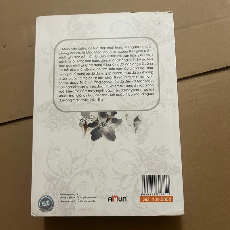 Gió mang ký ức thổi thành những cánh hoa 562981