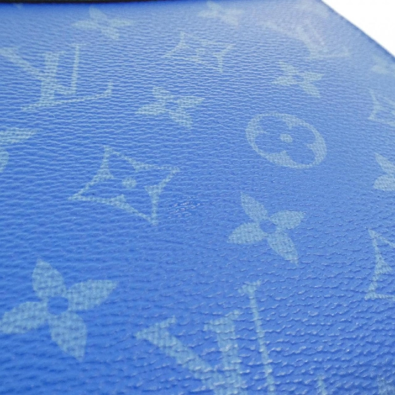 Túi đeo vai Louis Vuitton Taiga Lama Gaston Wearable Wallet M83099 - Hàng hiệu Authentic 769157