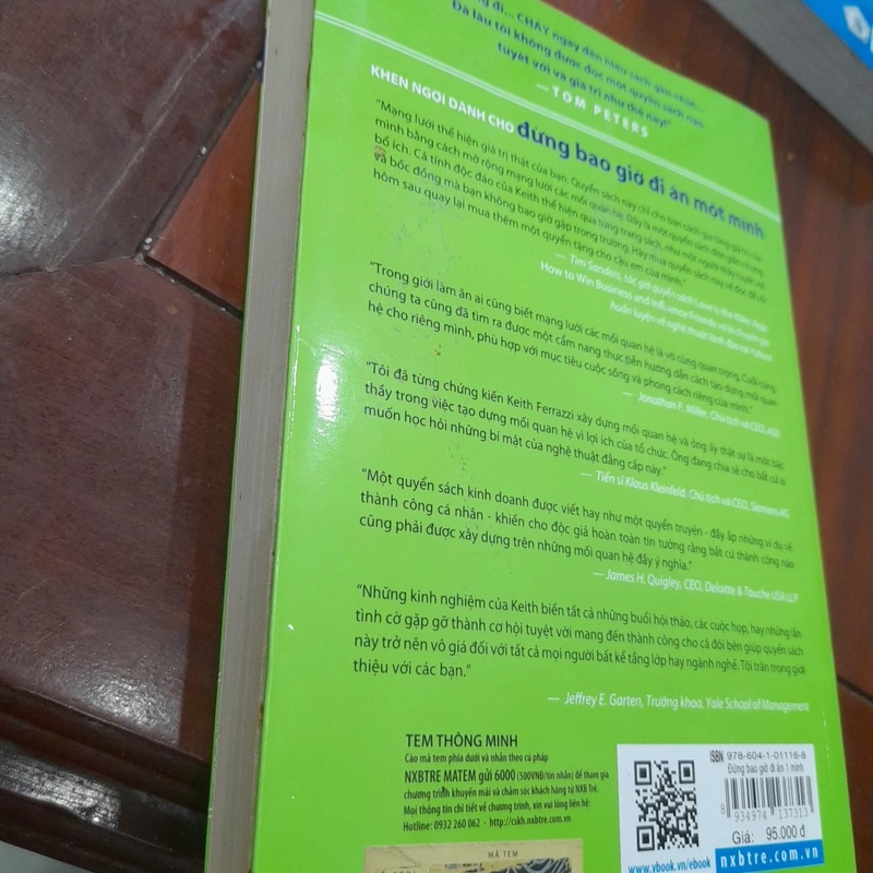 Bộ 2 cuốn: Đừng bao giờ đi ăn một mình, Ai che lưng cho bạn 352365