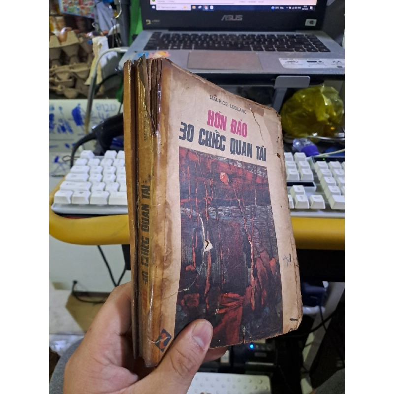 Hòn đảo 30 chiếc quan tài mới 70% ố rách bìa Văn học nước ngoài HCM1709 923479