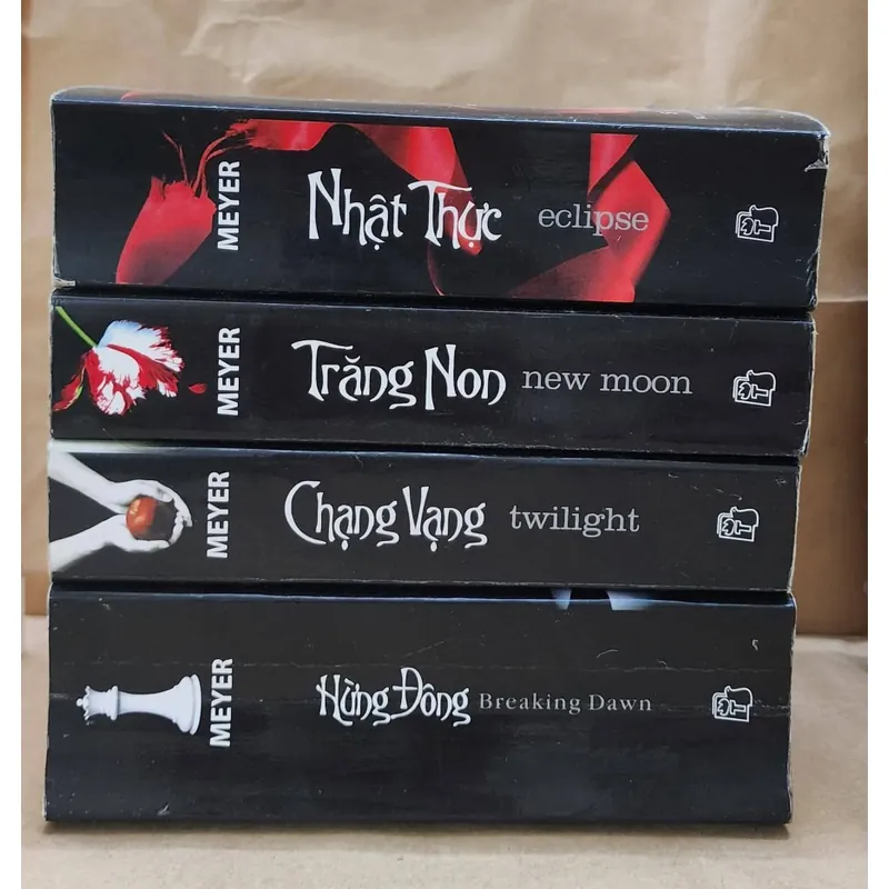 Bộ 4q Chạng vạng - Trăng non - Nhật thực - Hừng đông (nữ nhà văn Stephanie Meyer) 703817