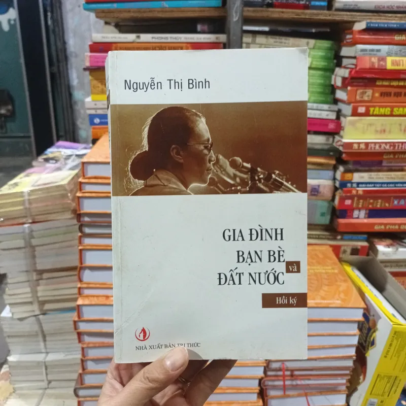 Hồi Ký Gia Đình Bạn Bè Và Đất Nước- Nguyễn Thị Bình 784054