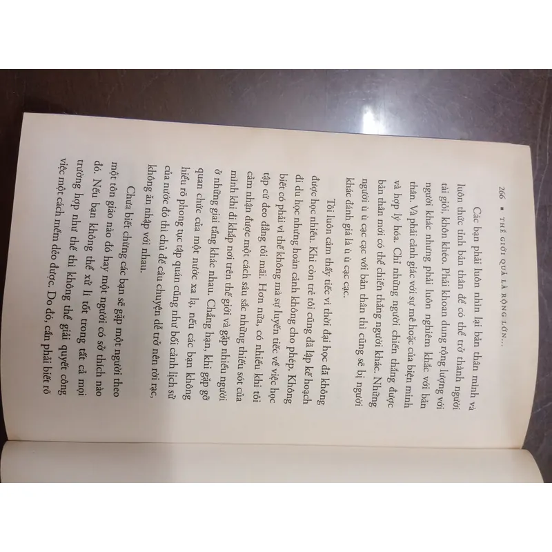 Thế giới quả là rộng lớn và có rất nhiều việc phải làm - Sách cũ 643011