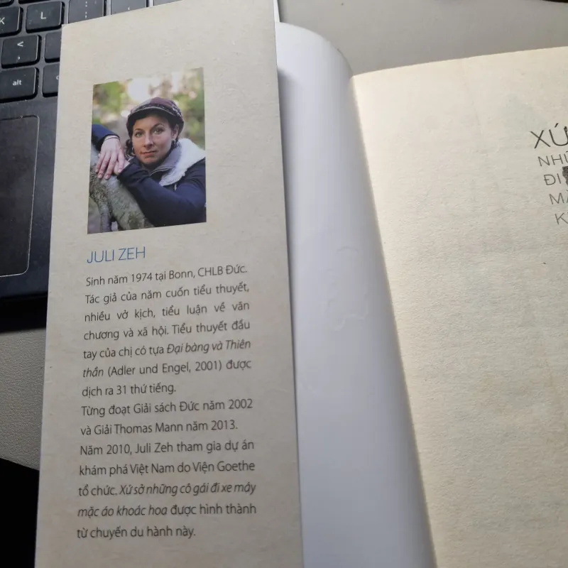 Xứ sở những cô gái đi xe máy mặc áo hoa 756012