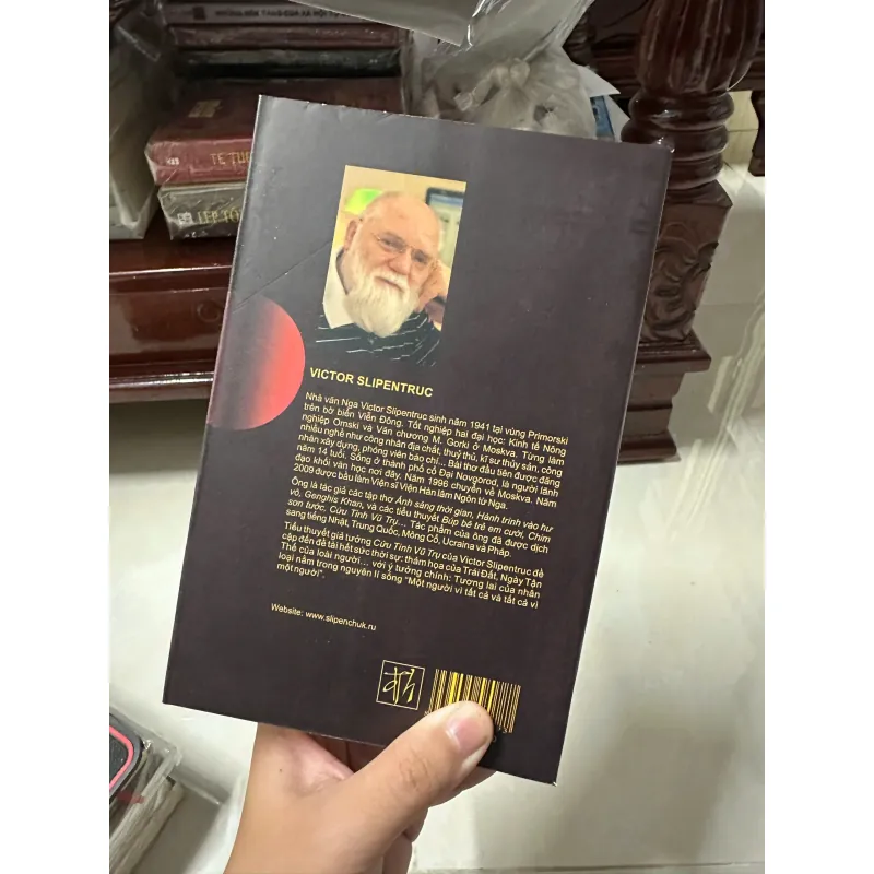 Cứu tinh vũ trụ - Victor Slipentrac (Bìa mềm) 689390