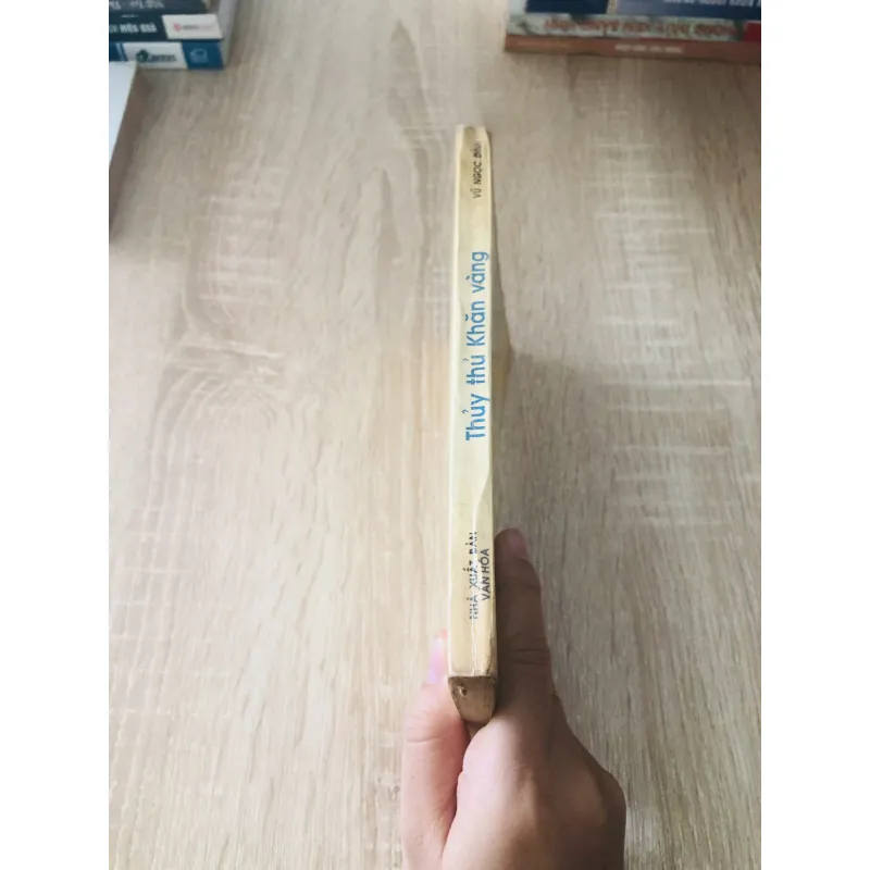 THUỶ THỦ KHĂN VÀNG  1027784