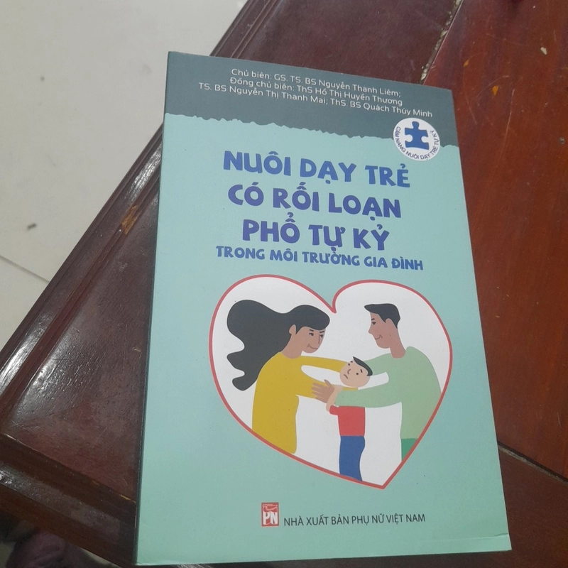 Nuôi dạy TRẺ CÓ RỐI LOẠN TỰ KỶ trong môi trường Gia đình (GS. Nguyễn Thanh Liêm chủ biên) 357823