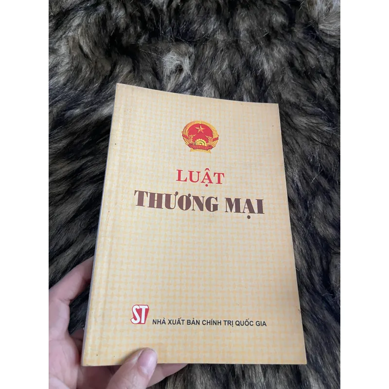 Luật thương Mại (sách in năm 2006) 693159