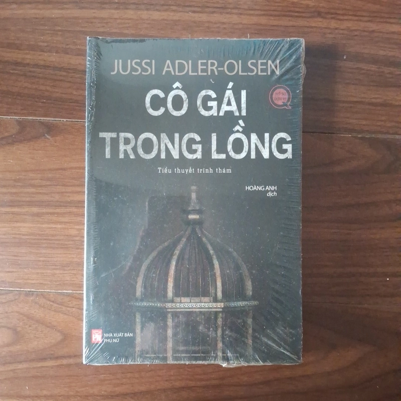 Cô gái trong lồng 525727