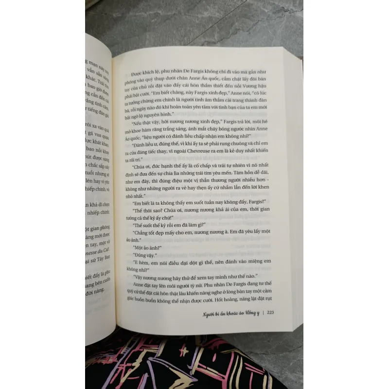 NGƯỜI BÍ ẨN KHOÁC ÁO HỒNG Y - NGUYỄN ĐĂNG THUẦN 738829