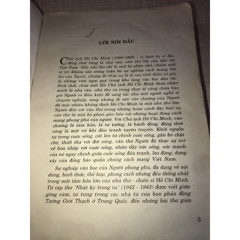 Thơ Hồ Chí Minh Và Lời Bình 971711