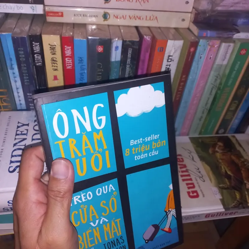 Ông trăm tuổi trèo qua cửa sổ và biến mất 571096