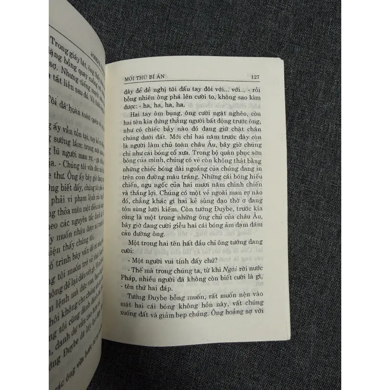 Giữa lòng tăm tối, Mối thù bí ẩn - Joseph Conrad 779310