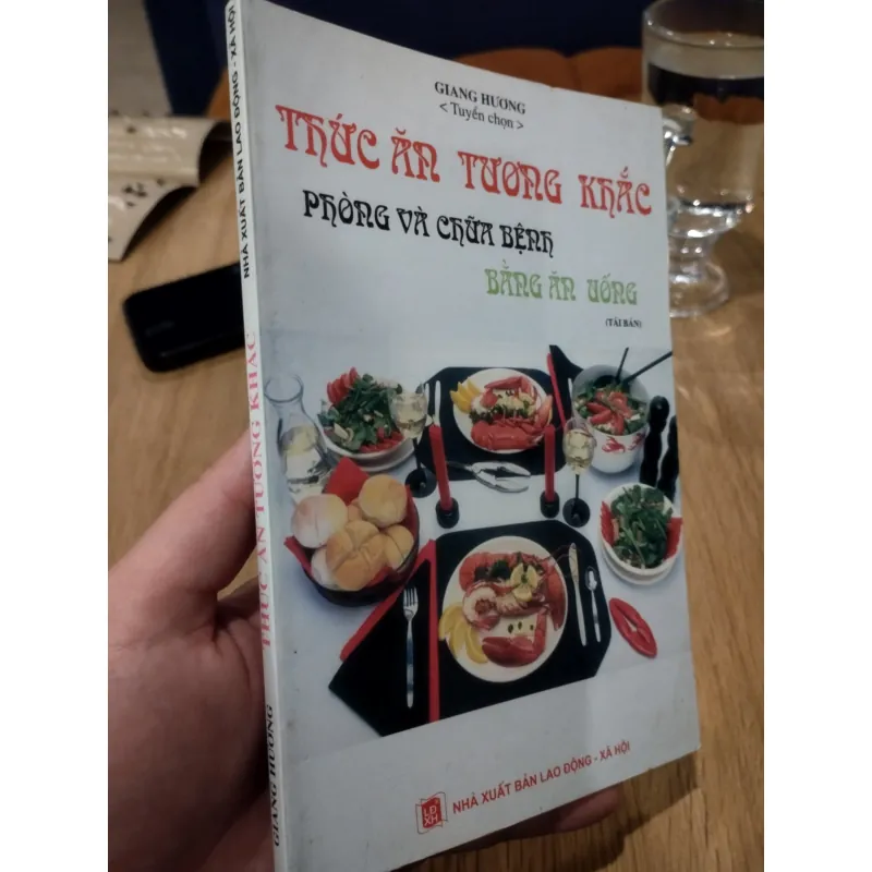 sách: "Thức Ăn Tương Khắc Phòng Và Chữa Bệnh Bằng Ăn Uống".
Tác giả: Giang Thức Ăn. 929485