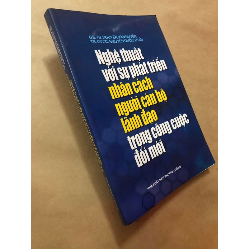 Sách Nghệ thuật với sự phát triển nhân cách người cán bộ lãnh đạo trong công cuộc đổi mới 305402