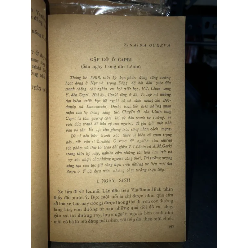 Một buổi tối tháng tư - Tạp truyện và bút ký về V.I.Lê-nin 786048