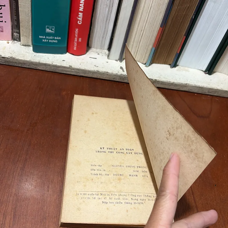 II Sách Xưa: Kĩ Thuật An Toàn Trong Thi Công Xây Dựng - Mai Tây Lộ - 1978 750990