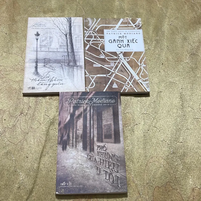 COMBO PATRICK MODIANO: PHỐ Những CỬA HIỆU U TỐI- TỪ THĂM THẲM LÃNG QUÊN- MỘT GÁNH XIẾC QUA 747536