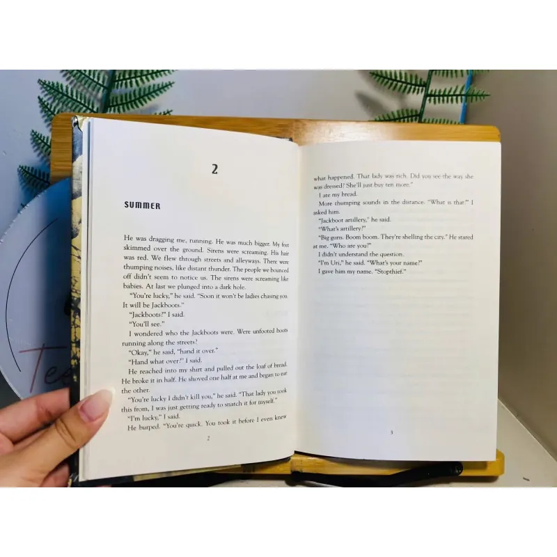 [Sách tiếng Anh 2hand] Like new 90% - 🍂 Milkweed – Jerry Spinelli 🌧️ 961024