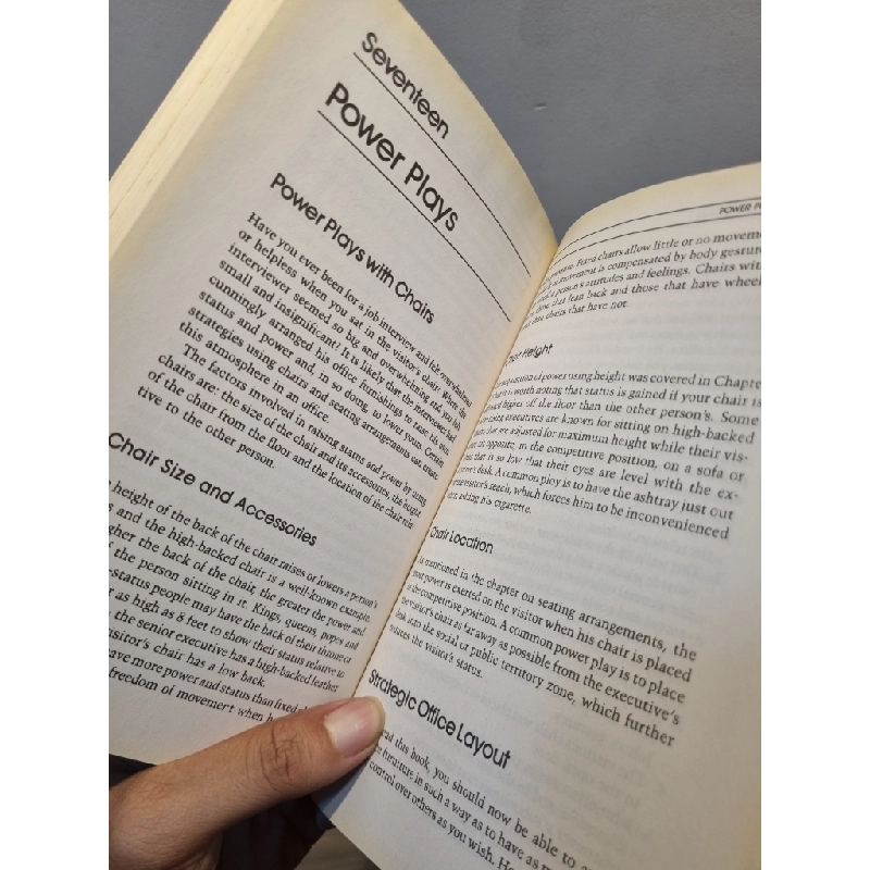 BODY LANGUAGE : How To Read Others' Thoughts By Their Gestures - Allan Pease 186137