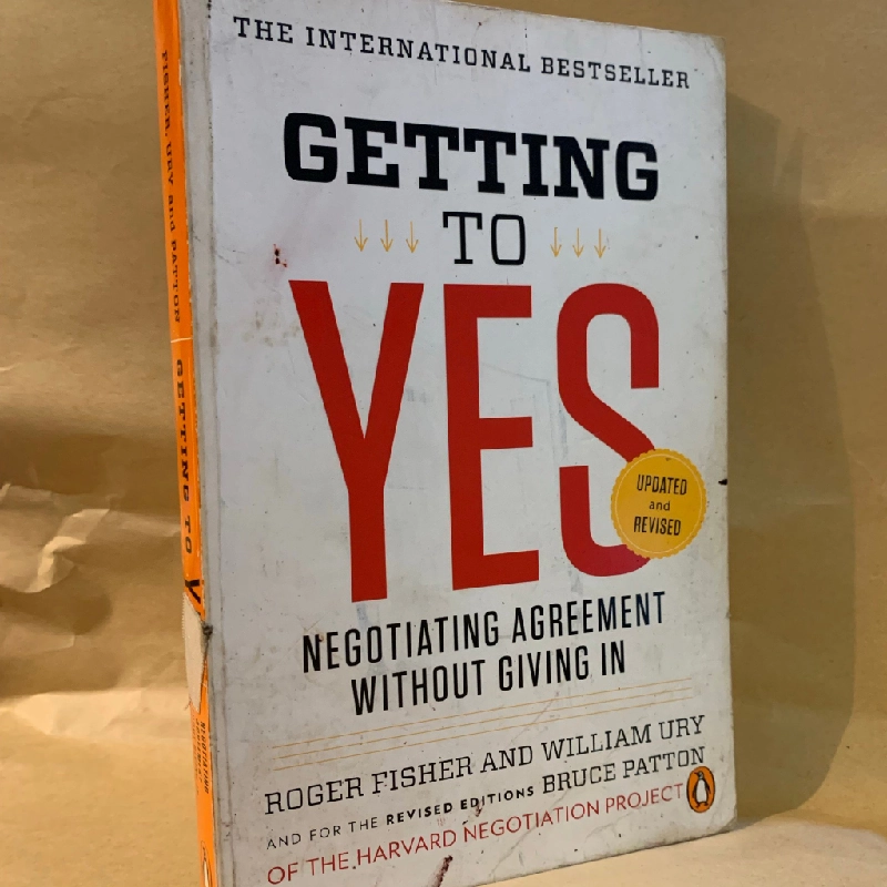 GETTING TO YES: NEGOTIATING AN AGREEMENT WITHOUT GIVING IN -  Roger Fisher and William Ury 172955