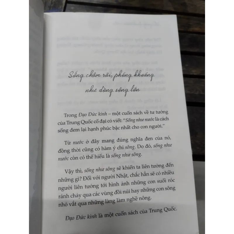 Như mây bình thản, như nước thong dong" của tác giả Akira Uenishi.  703714