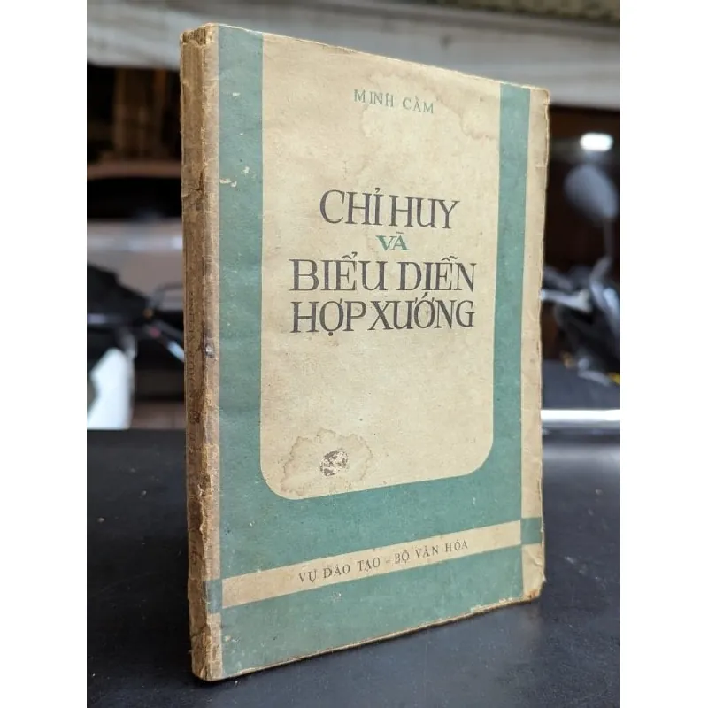 Chỉ huy và biểu diễn hợp xướng - Minh Cầm 592539