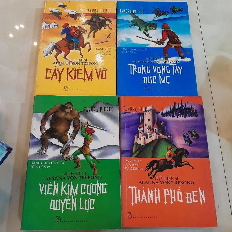 NỮ HIỆP SĨ ALANNA VON TREBOND - TAMORA PIERCE 785459