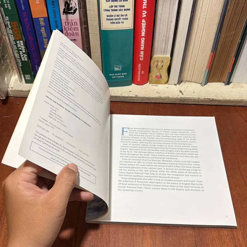 [Sách Tiếng Anh, In Màu] - II Tựa Sách: CANADA - 2010 798039