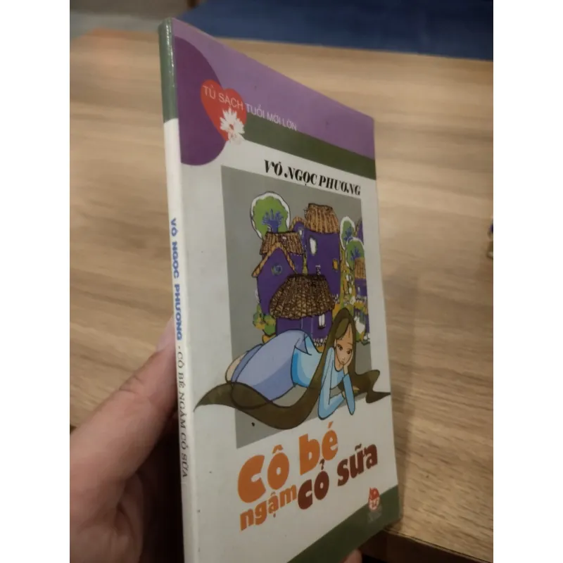 sách "Cô bé ngậm cỏ sữa" của tác giả Võ Ngọc Phương, thuộc Tủ sách Tuổi mới lớn. 
 1025307