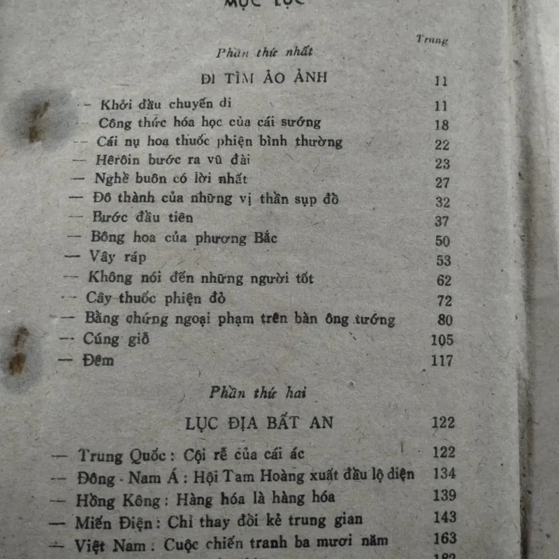 tiểu thuyết "Hoa Quỷ Tam Giác Vàng" của tác giả Bohuslav Snajder.  695788