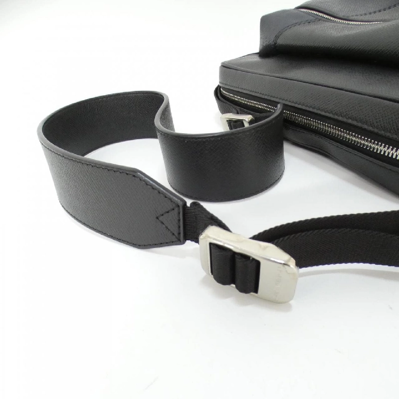 Túi đeo chéo ngoài trời Louis Vuitton Taiga (Mẫu V) PM M30703 612115