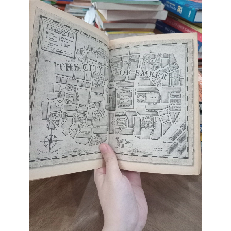 THE CITY OF EMBER - Jeanne DuPrau 271601