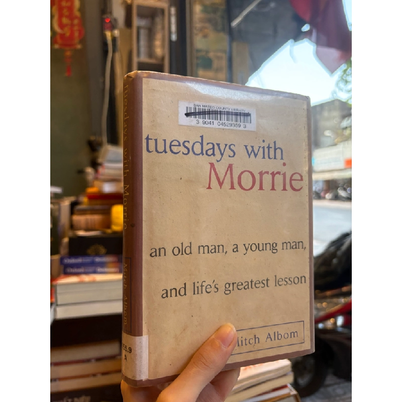 Tuesdays with Morrie : an old man, a young man, and life's greatest lesson - Mitch Albom 429564
