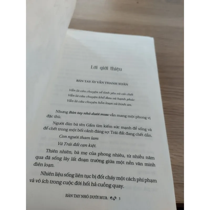 cuốn tiểu thuyết "Bàn tay nhỏ dưới mưa" của tác giả Trương Văn Dân.
 957425