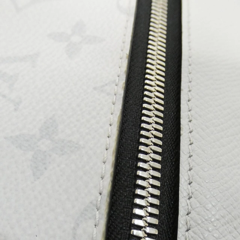 Túi đeo chéo Louis Vuitton Taiga Lama Flap Messenger M30411 611570