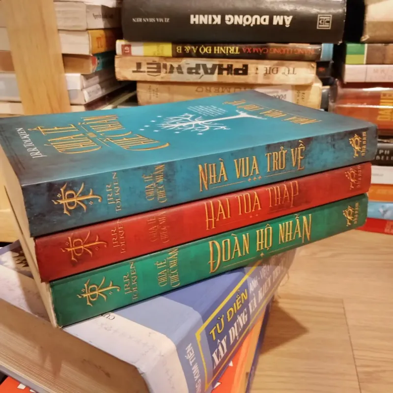 Chúa tể những chiếc nhẫn - J. R. R. Tolkien (bìa đầu) 705015