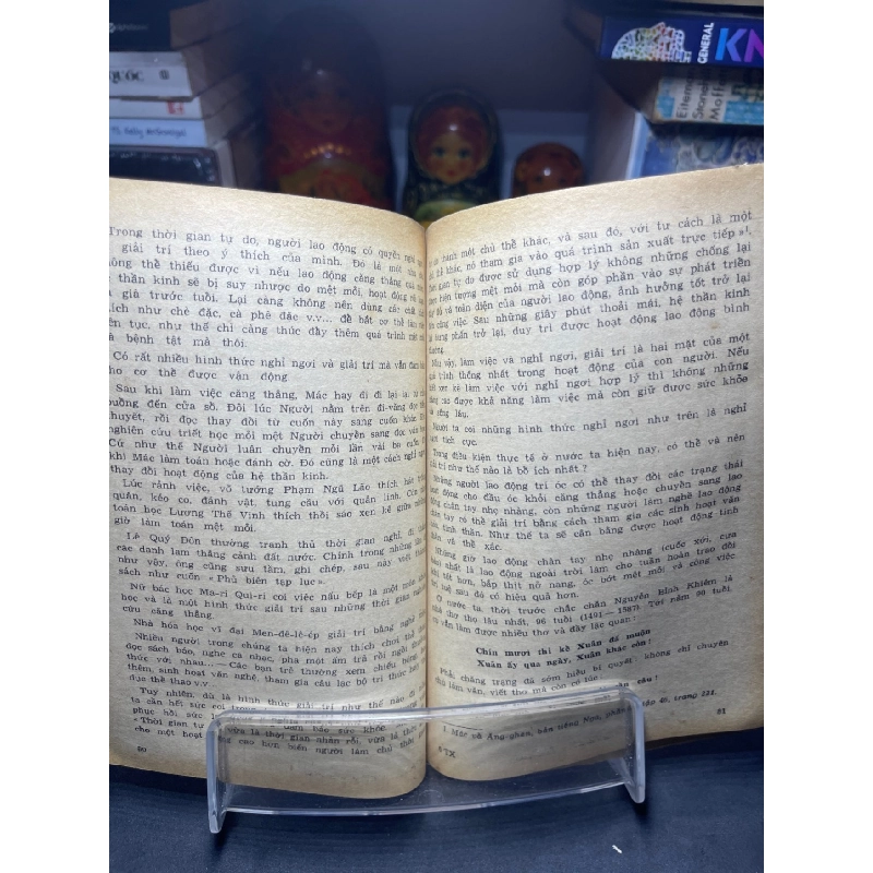 Tuổi xuân và con người 1981 mới 60% ố vàng rách góc gáy Cao Hải Thọ và Thu Hoài Giang HPB0906 SÁCH VĂN HỌC 915085