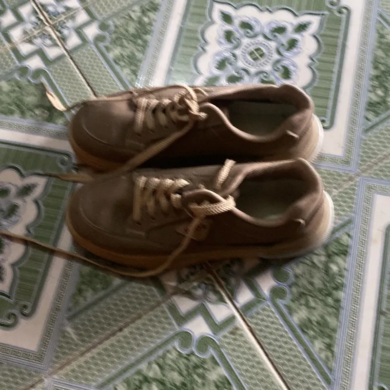 Đôi giày hiệu  692572