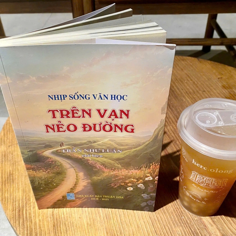 Sách Tuyển tập thơ văn Trên Vạn Nẻo Đường 460437
