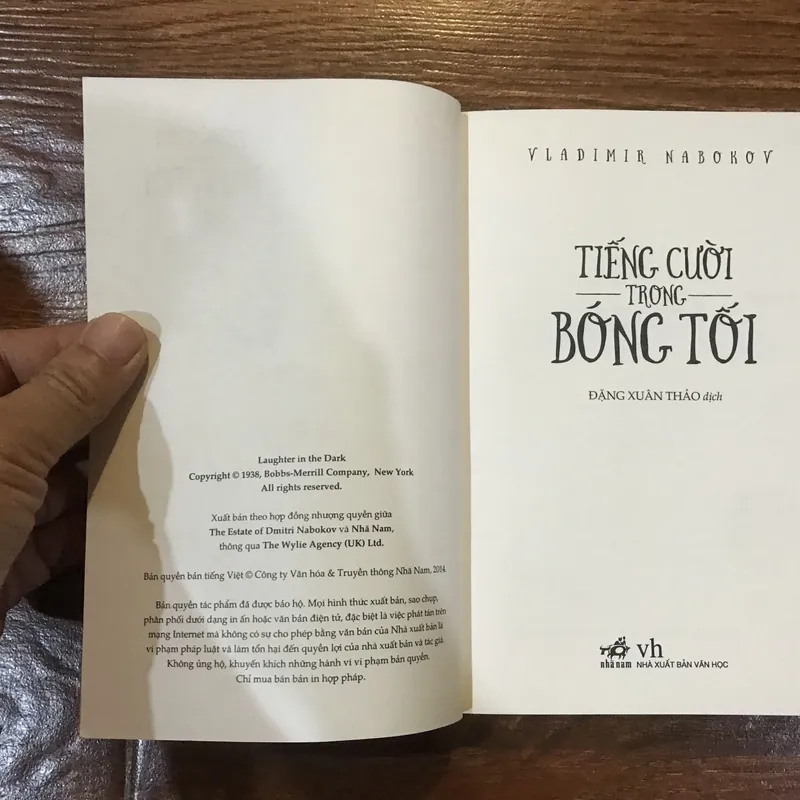 Tiếng cười trong bóng tối (6) 733098