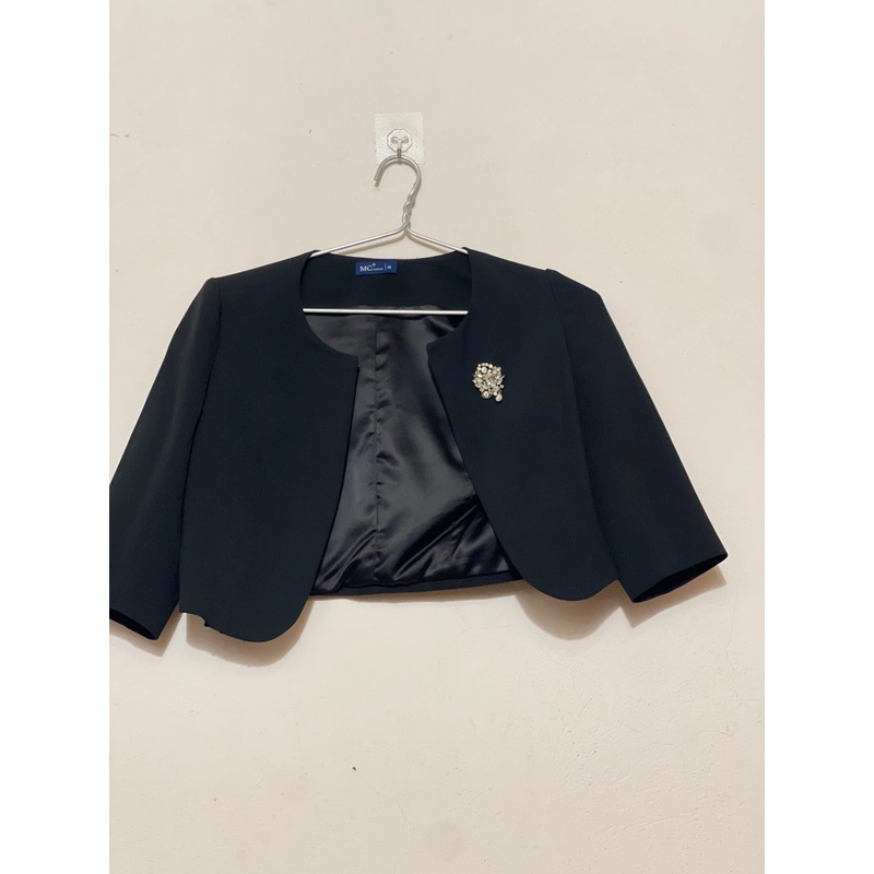 Áo khoác crop top ngoài chân váy 495963