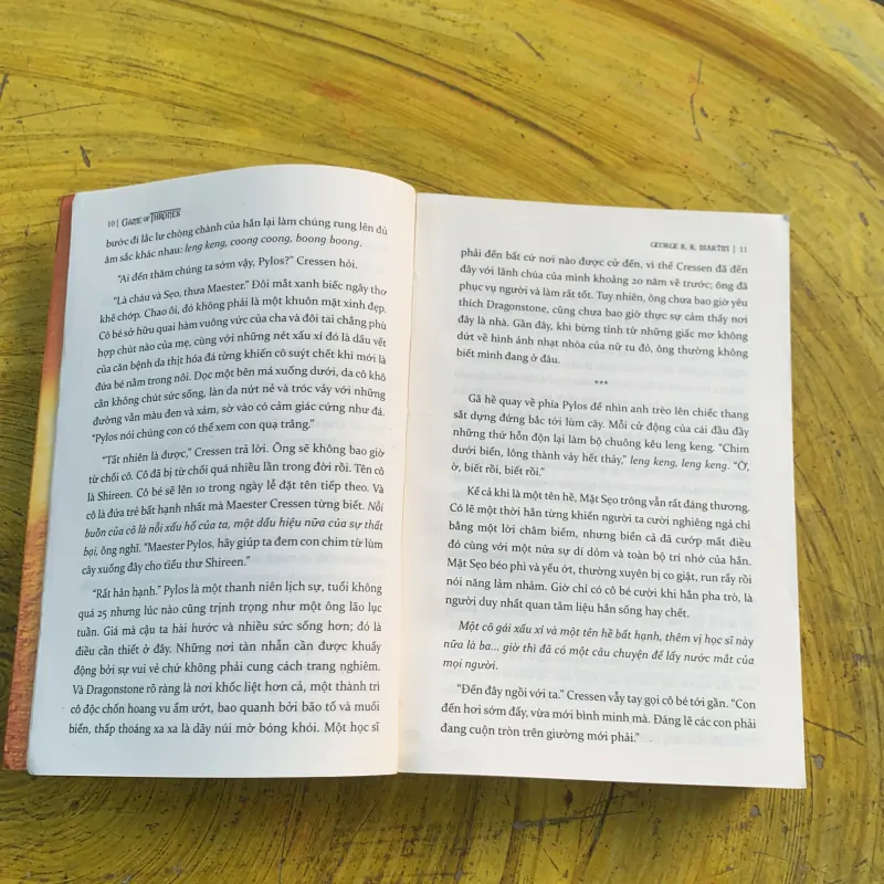 GAME OF THRONES (2a, 2b) - GEORGE R.R. MARTIN- HẬU DUỆ CỦA SƯ TỬ VÀNG &  BẢY PHỤ QUỐC  782465