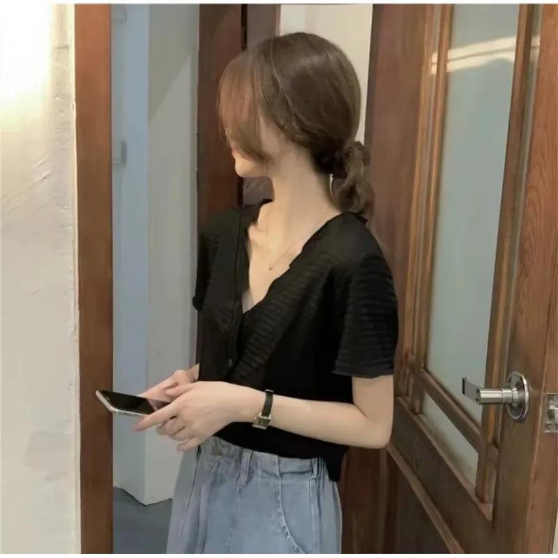 ÁO NỮ  MÀU ĐEN MÙA HÈ XẾP LY CỔ CHỮ V  NGẮN TAY GIÓ NHẸ NHÀNG SIZE XL  792388