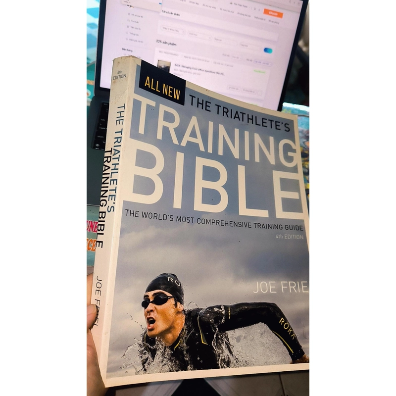 Sách học bơi chuyên sâu (tiếng Anh): THE TRIATHLETE'S TRAINING BIBLE (Khổ lớn, dày nặng) 476880