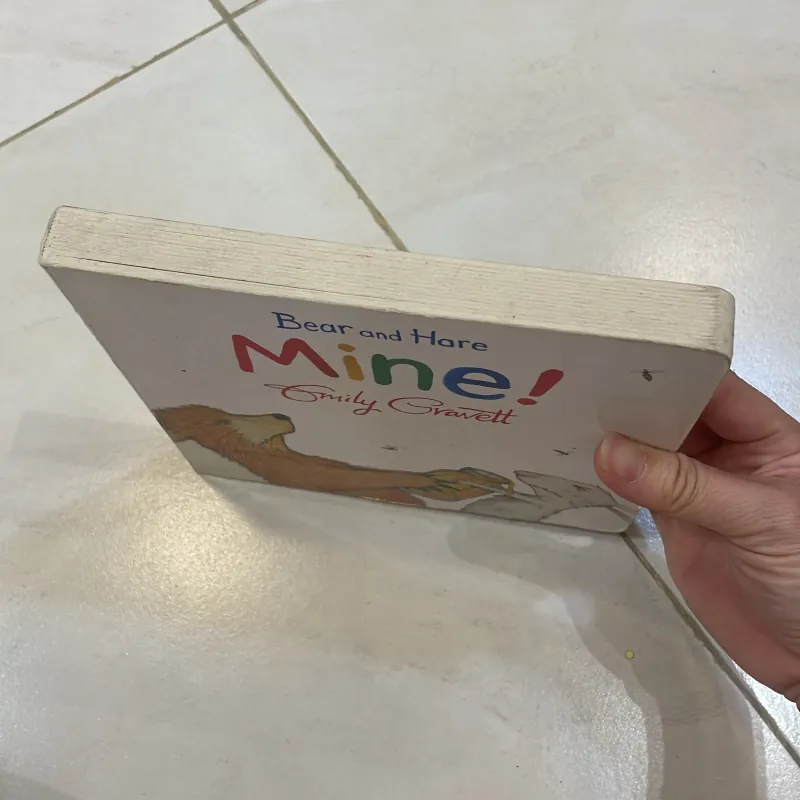 NGOẠI VĂN tiếng anh trẻ em : Bear and Hare - MINE! - Emily Cravett -MACMILLAN  1027789