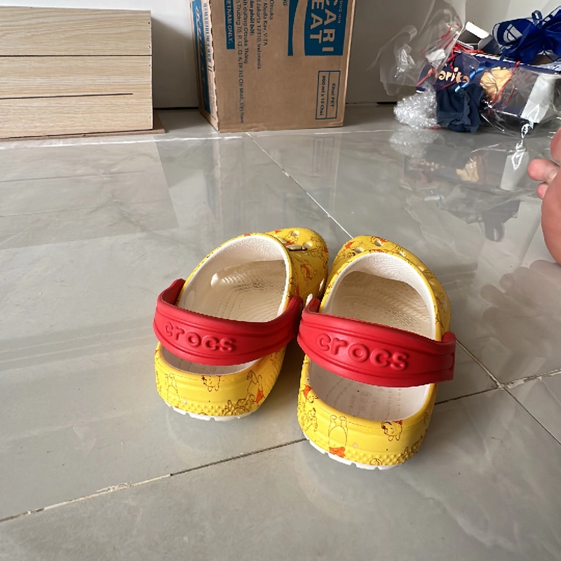 Dép Crocs size số 7 cho chân dài 14cm còn mới 382162