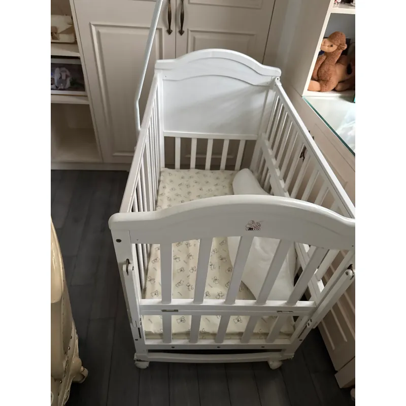 Nôi em bé gỗ MDF chắc chắn màu trắng có đệm mầu hồng 935103